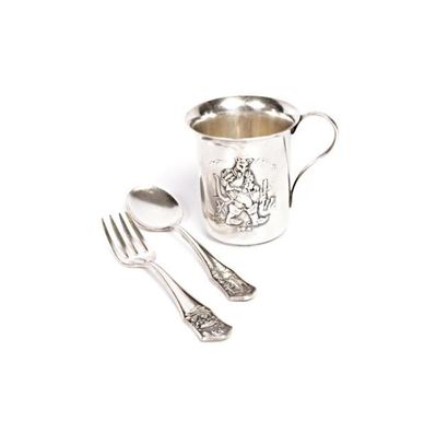 Tasse en métal argenté la panse figurant...
