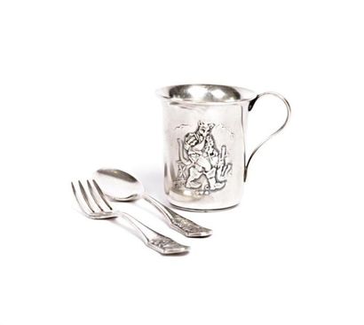 Tasse en métal argenté la panse figurant...