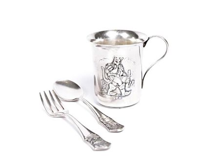 Tasse en métal argenté la panse figurant...