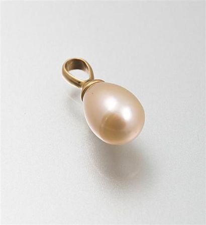 Pendentif formé d'une perle de culture d'eau...