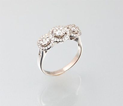 Bague trilogie en or blanc ornée de trois...