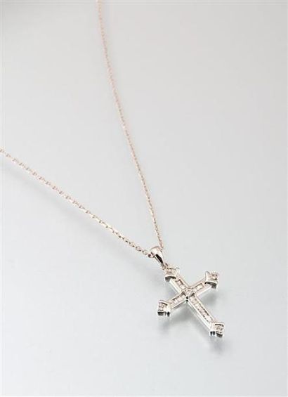 Pendentif et sa chaîne à maille forcat en...