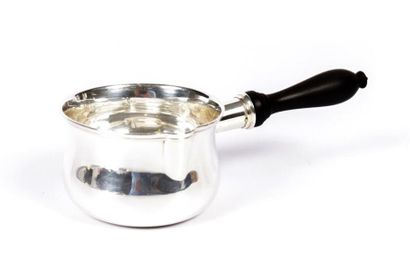 Casserole à sauce en argent, la panse légèrement...
