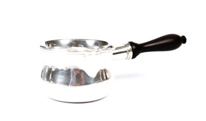 Casserole à sauce en argent, la panse légèrement...