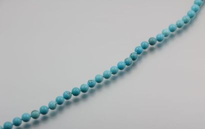 Collier de perles de turquoise reconstituées...