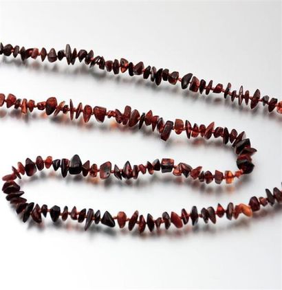 Collier orné de galets en ambre. 
Long. :...
