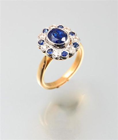 Bague festonnée en or de deux tons, elle...