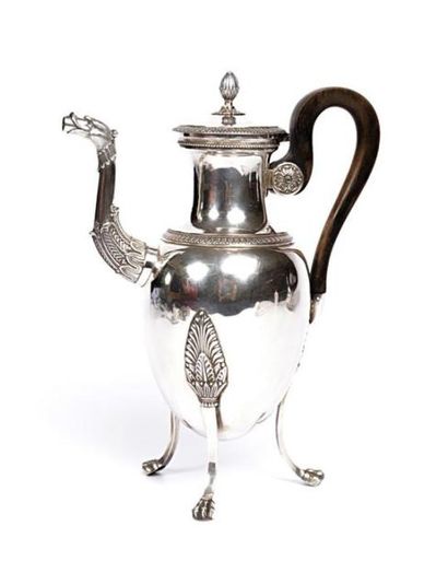 Verseuse en argent (1819-1838) posant sur...