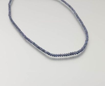 Collier de perles de saphirs facettées en
chute,...
