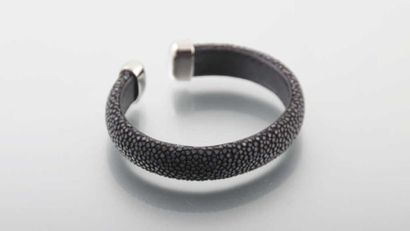 Bracelet gainé de galuchat sombre, les embouts...