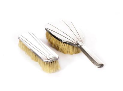 Deux brosses de toillette, la monture en...