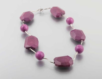 Collier en métal argenté orné en
alternance...