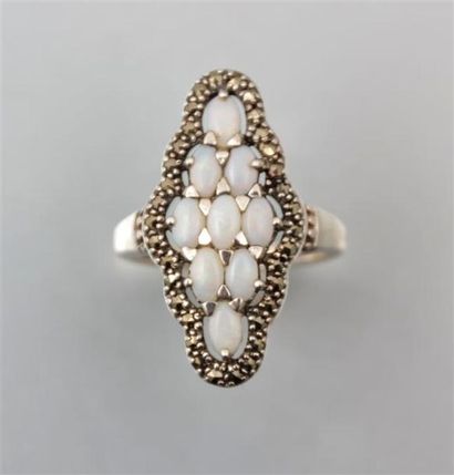 Bague en argent de forme marquise ornée de...