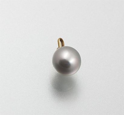 Pendentif constitué d'une perle de culture...