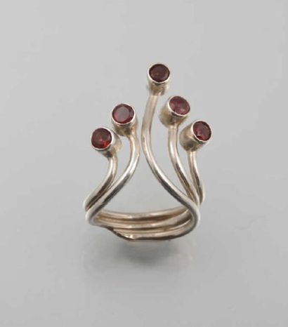 Bague en argent ornée de cinq bras terminant...