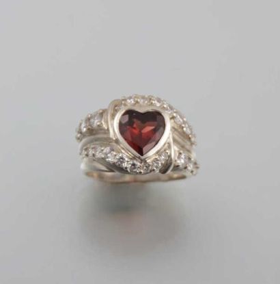 Bague épaisse en argent centré d'un coeur...