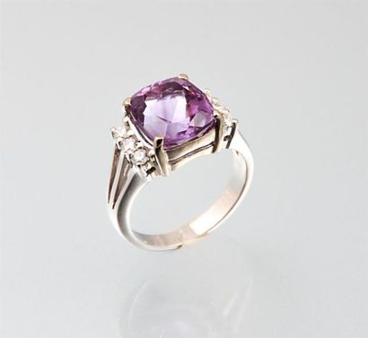Bague en or blanc ornée d'une améthyste taille...