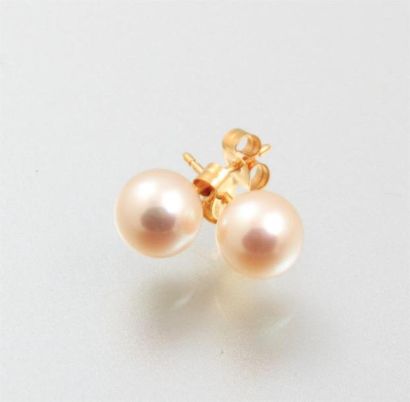 Paire de boucles d'oreille en or jaune ornées...