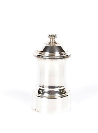 Poivrier en argent de forme tour orné de...