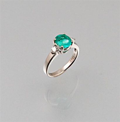 Bague en or gris ornée en son centre d'une...