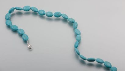 Collier de perles de turquoise reconstituées...