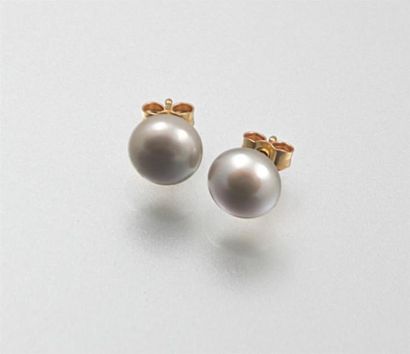 Paire de boutons d'oreille ornés chacun d'une...