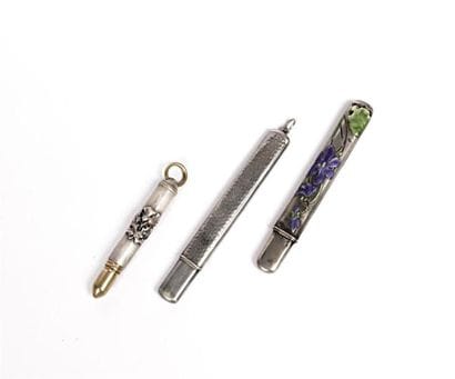 Lot comprenant quatre porte crayons en métal...