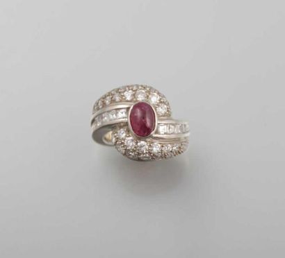 Bague en argent ornée en son centre d'un...