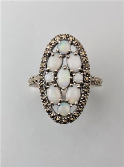 Bague en argent ornée de neuf opales formant...