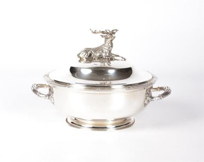 Légumier de forme ronde en argent posant...