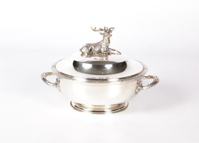 Légumier de forme ronde en argent posant...