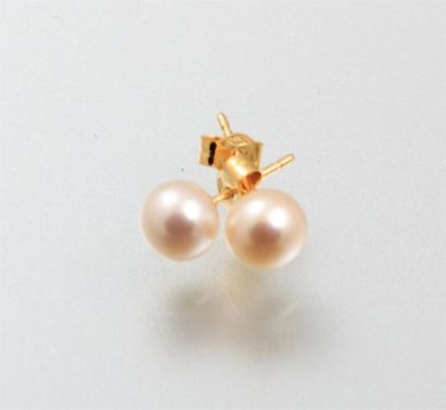 Paire de boucles d'oreille en or jaune ornées...