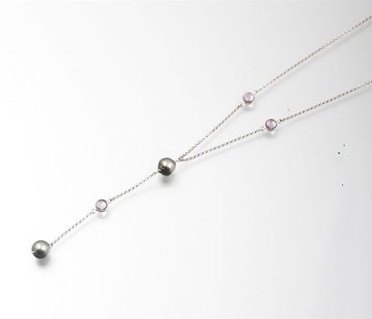 Chaîne en argent ornée de deux perles de...