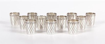 Suite de douze gobelets à liqueur en argent,...