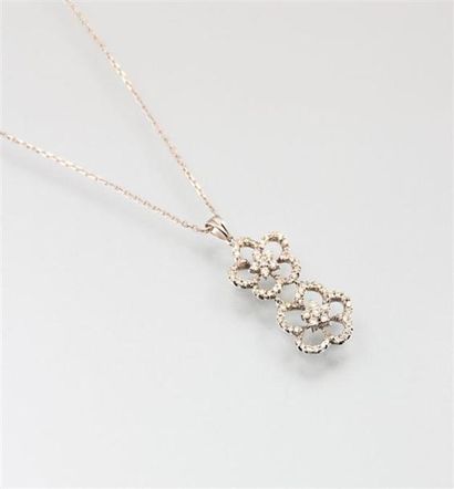 Pendentif double fleurs et sa chaîne à maille...