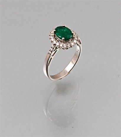 Bague en or blanc ornée en son centre d'une...