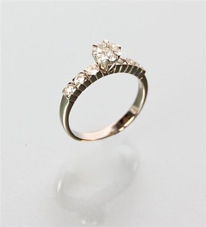 Bague en or sertie en son centre de sept...