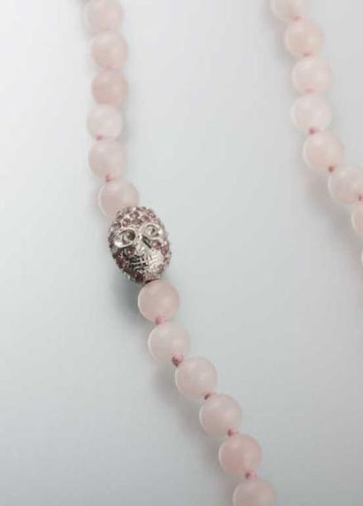 Sautoir de perles de quartz rose, le fermoir...