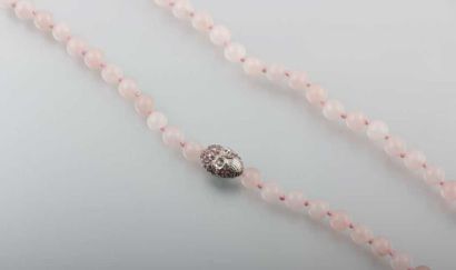 Sautoir de perles de quartz rose, le fermoir...