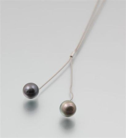 Collier dit négligé orné de deux perles de...