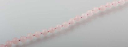 Collier de perles de quartz rose. 
Long....