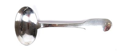 Cuillère à sauce en argent, le manche uniplat.
Poids...