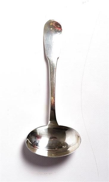 Cuillère à sauce en argent, le manche uniplat.
Poids...