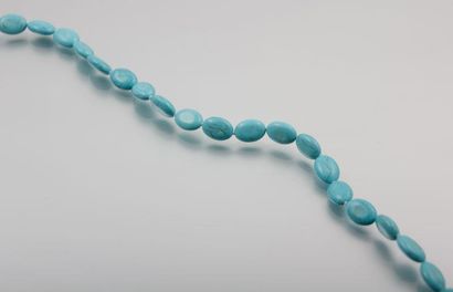 Collier de perles de turquoise reconstituées...
