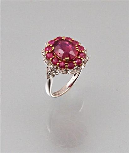 Bague en or blanc orné d'un rubis traité...