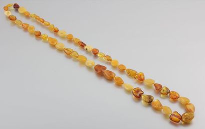 Sautoir de perles d'ambre, fermoir à vis