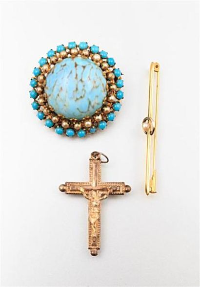 Lot comprenant une broche de forme ronde...