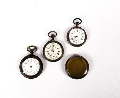 Lot comprenant trois chronomètres dont l'un...