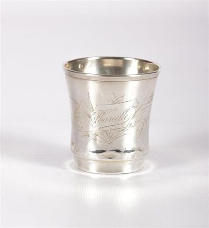 Timbale en argent à décor gravé de branchages...