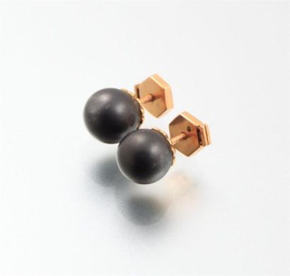 Paire de boutons d'oreille à monture en or...